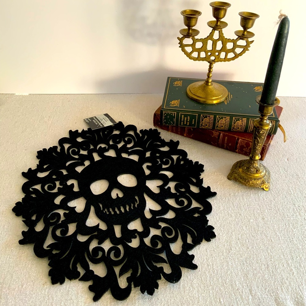 NWT Pair of Skull Medallion Decor